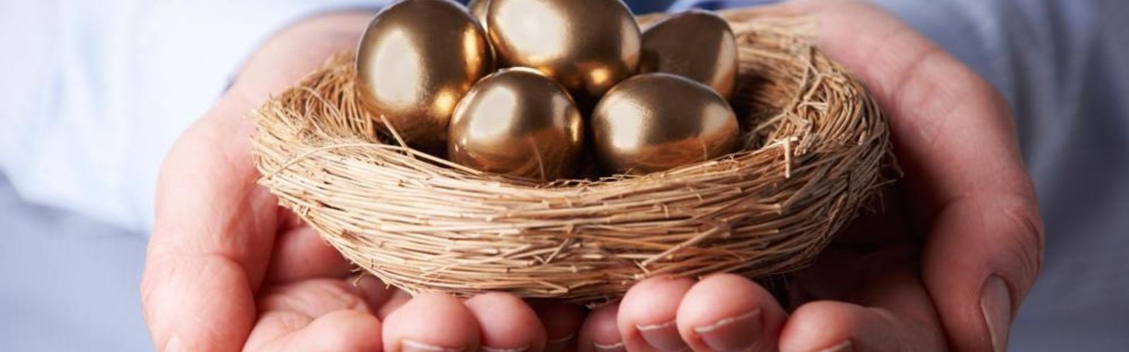 man holding pension nest_344308517_web.jpg