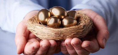 man holding pension nest_344308517_web.jpg