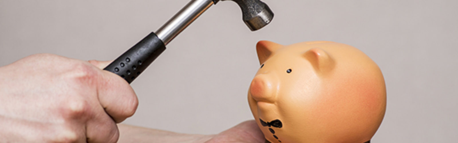 Hammer on a piggy bank (bs390105508)_.jpg