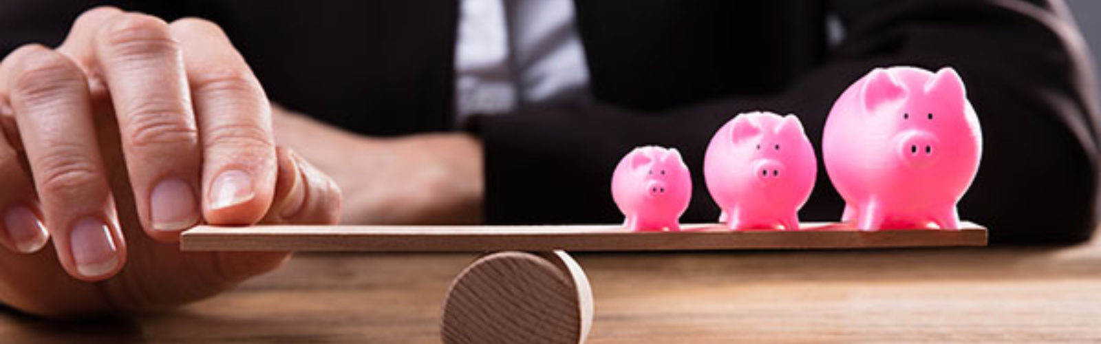 Piggybank on seesaw(bs239009110)_web.jpg 1