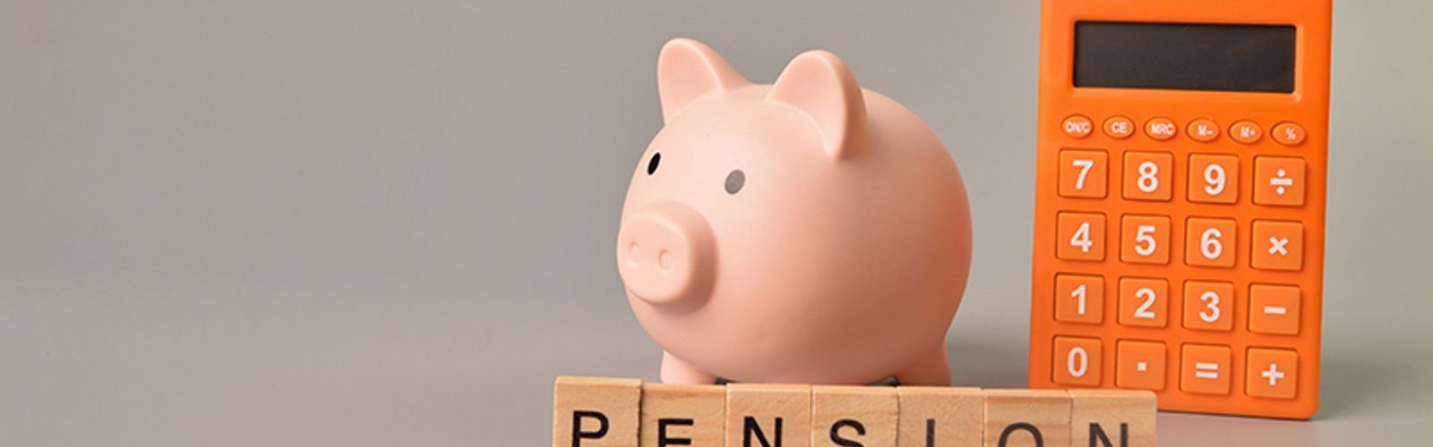 piggy bank and calculator (bs426057635)_.jpg