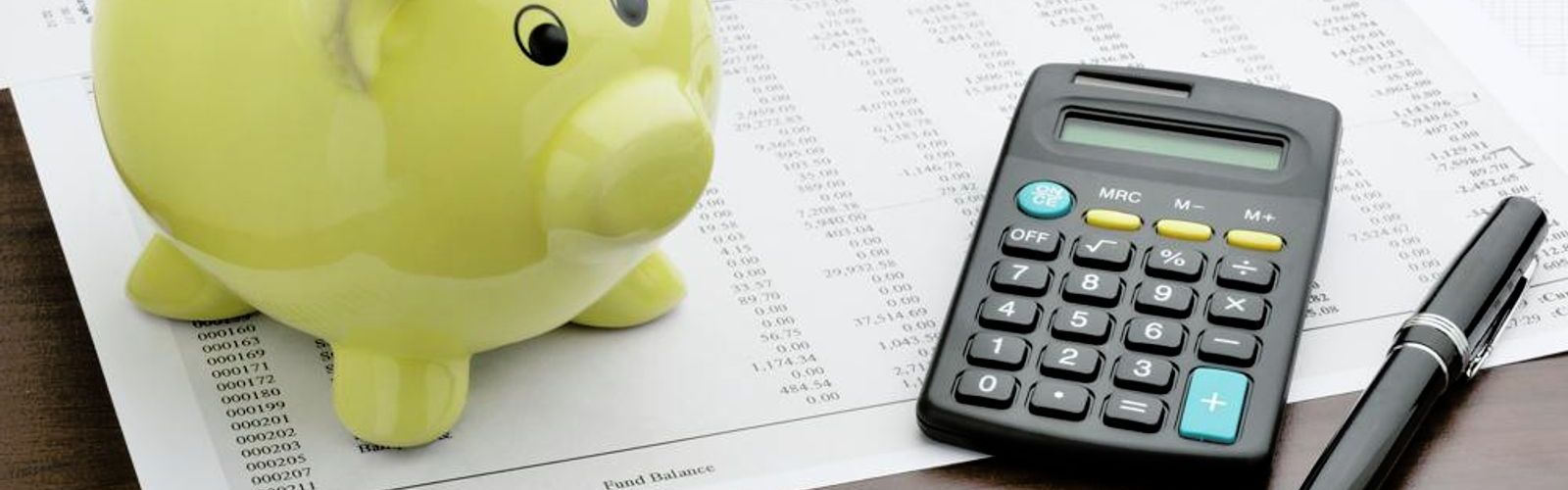 piggy bank and calculator on desk_143045899_web.jpg