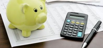 piggy bank and calculator on desk_143045899_web.jpg